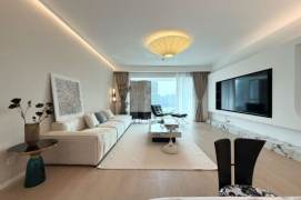 High-Floor Spacious 3BR Apartment near Shangcheng Rd Metro