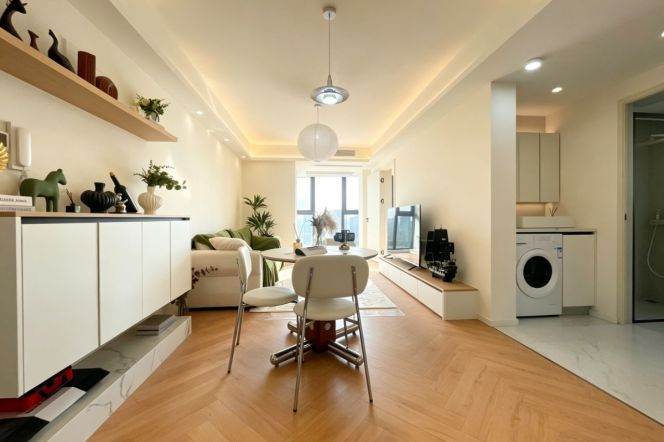 High-Floor 1BR Apartment in Gubei with Floor-to-Ceiling Windows
