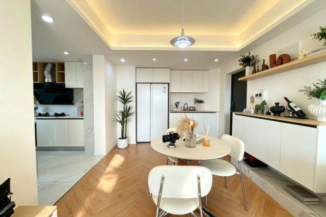 High-Floor 1BR Apartment in Gubei with Floor-to-Ceiling Windows