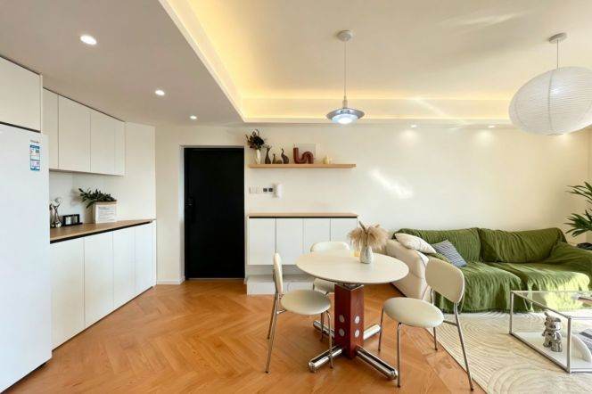 High-Floor 1BR Apartment in Gubei with Floor-to-Ceiling Windows