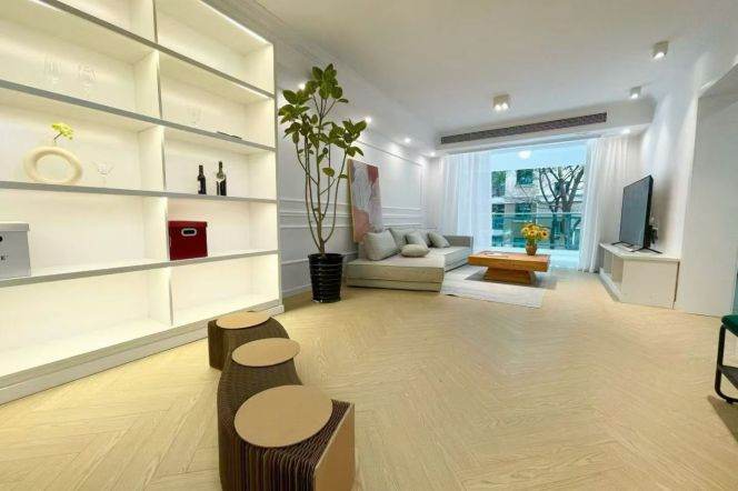 Spacious 2BR Apartment near West Yan'An Rd Metro
