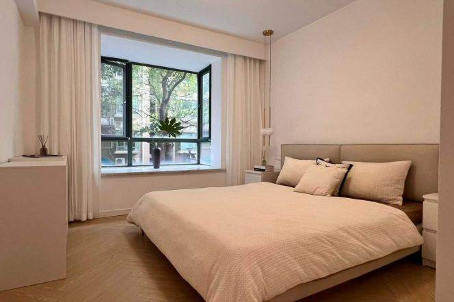 Spacious 2BR Apartment near West Yan'An Rd Metro