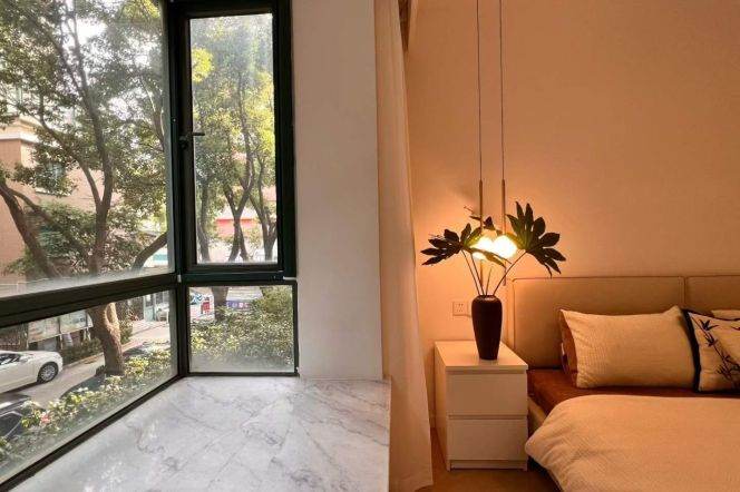 Spacious 2BR Apartment near West Yan'An Rd Metro