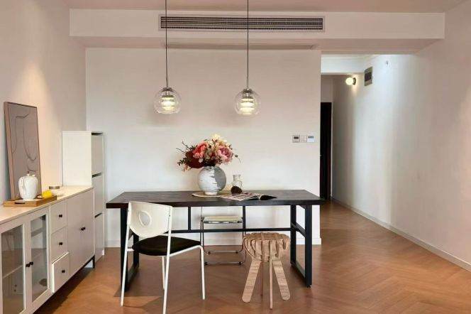High-Floor 3BR Apartment in Jing'an