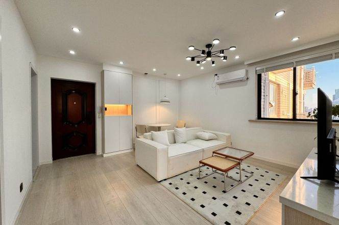 High-Floor Spacious 2BR Apartment near Changping Rd Metro (L7)