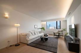 High-Floor 4BR Apartment near Zhongshan Park with Outstanding View