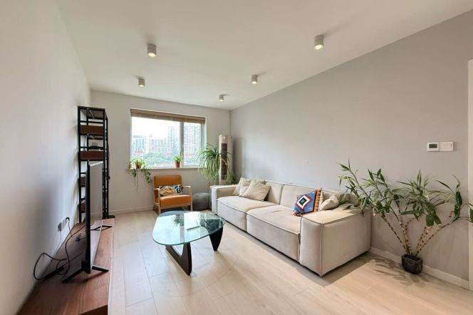 2BR Apartment in Jing'an with Green View (L7)