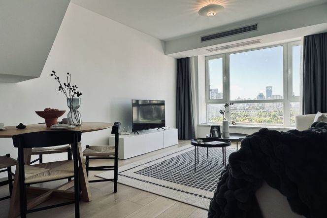 2BR Apartment at Top Of City with Floor-to-Ceiling Windows (L13)