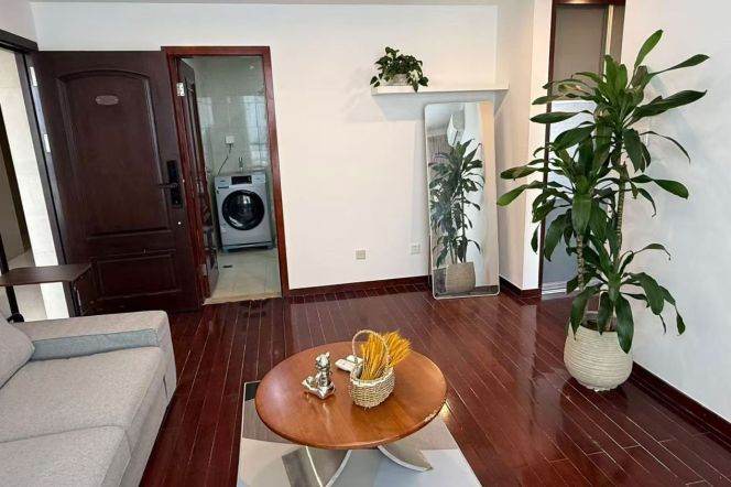 High-Floor 1BR Apartment at Top Of City (L13)
