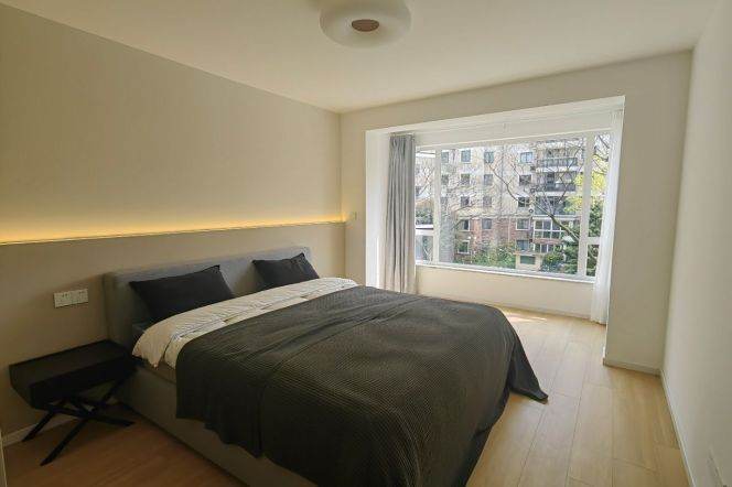 4BR Apartment in Jing'an with Green View