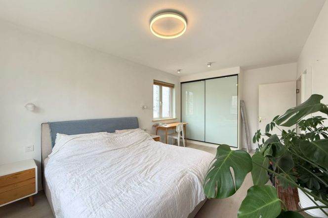 2BR Apartment in Jing'an with Green View (L7)