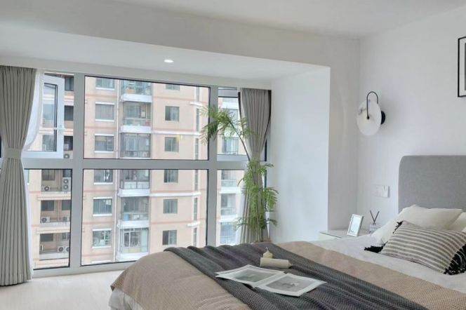 2BR Apartment near Changping Rd Metro with Floor-to-Ceiling Windows