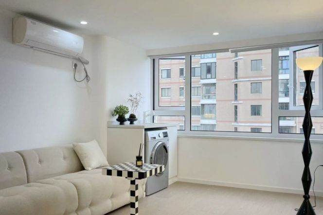2BR Apartment near Changping Rd Metro with Floor-to-Ceiling Windows