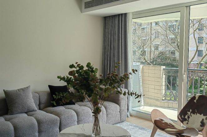 4BR Apartment in Jing'an with Green View