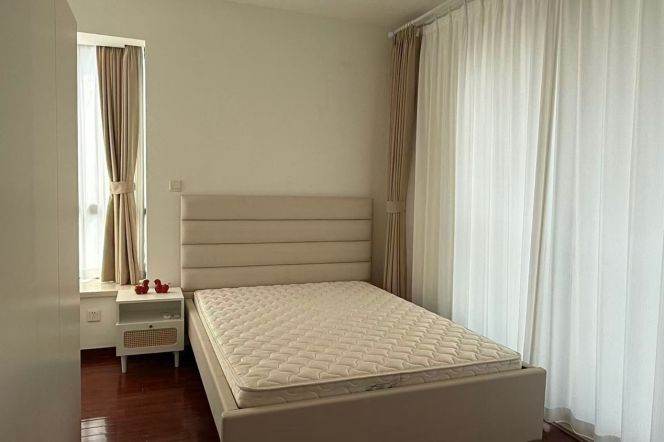 High-Floor 1BR Apartment at Top Of City (L13)