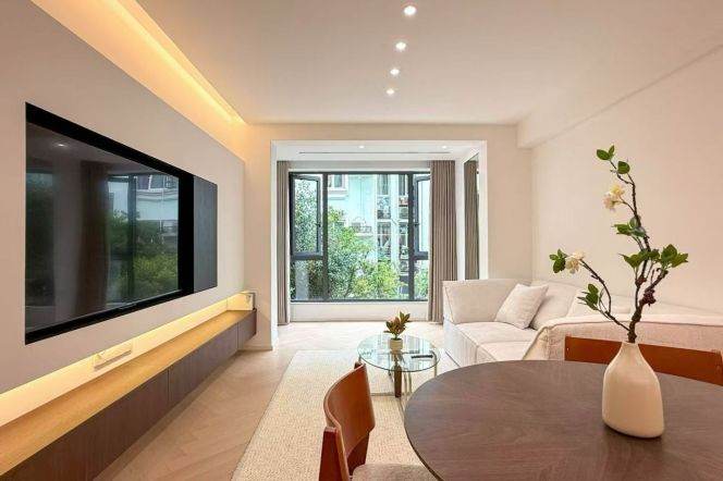 Spacious 1BR Apartment in Jing'an (L2/L12/L13)