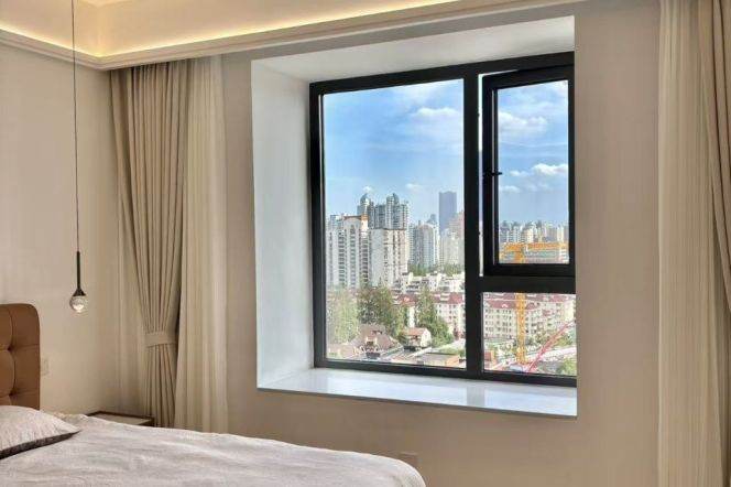 High-Floor 3BR Apartment near Zhongshan Park with Floor-to-Ceiling Windows (L2/L3/L4)
