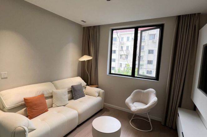 1BR Apartment in Gubei (L10)