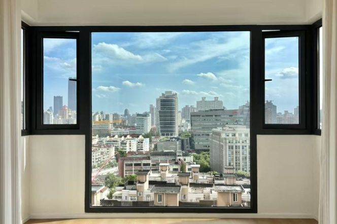 High-Floor 3BR Apartment near Zhongshan Park with Floor-to-Ceiling Windows (L2/L3/L4)