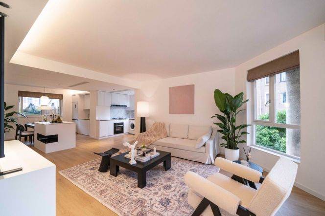 Spacious 2BR Apartment in Gubei (L10)