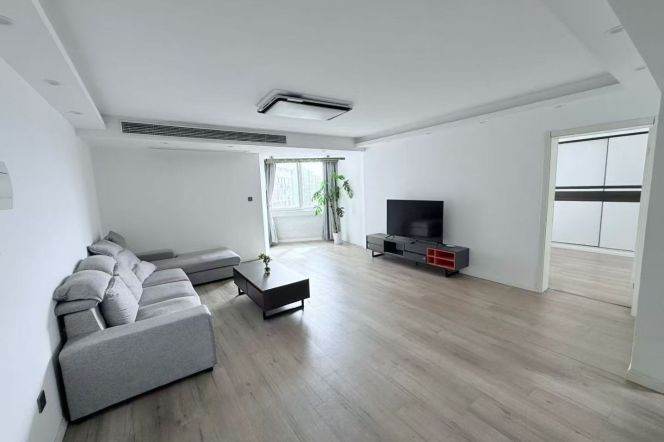 High-Floor 3BR Apartment in Jing'an with Outstanding View