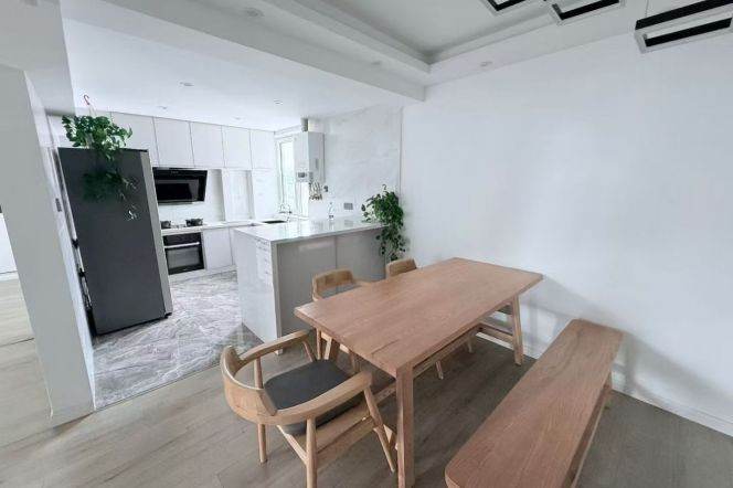 High-Floor 3BR Apartment in Jing'an with Outstanding View