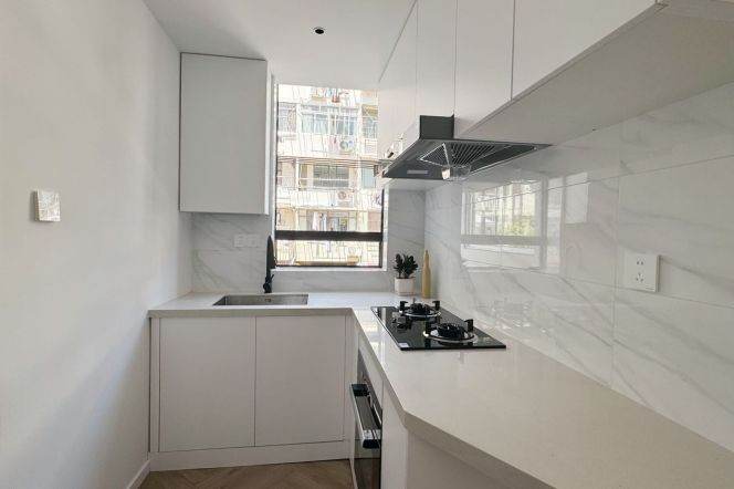 1BR Apartment near Hongqiao Rd Metro with Floor-to-Ceiling Windows (L3/L4/L10)