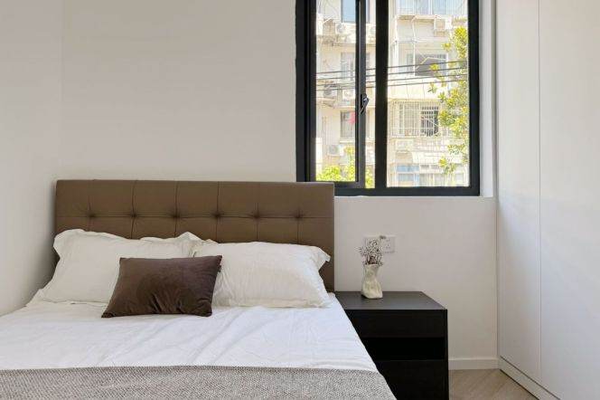 1BR Apartment near Hongqiao Rd Metro with Floor-to-Ceiling Windows (L3/L4/L10)