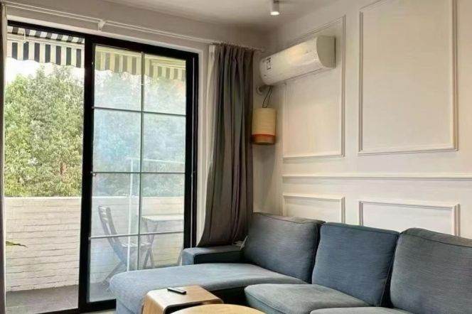 1BR Apartment near Jiangsu Rd Metro with Floor-to-Ceiling Windows (L2/L11)