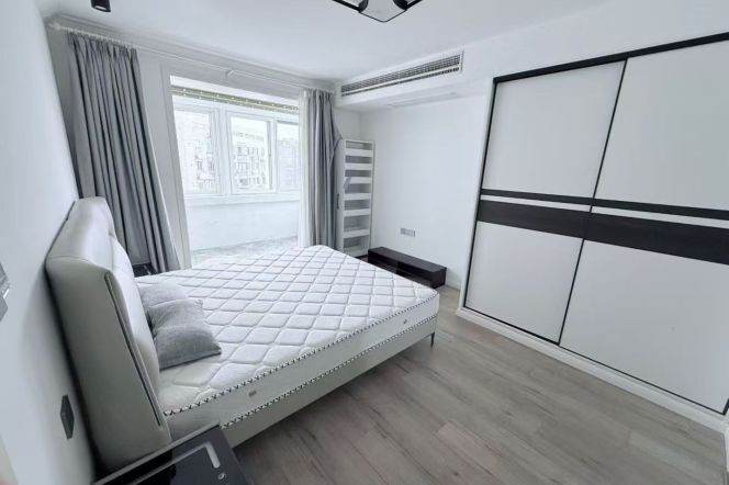 High-Floor 3BR Apartment in Jing'an with Outstanding View