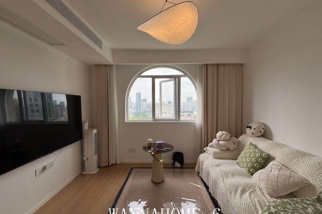 High-Floor 2BR Apartment near Huaihai Lu (L1/L8/L14)