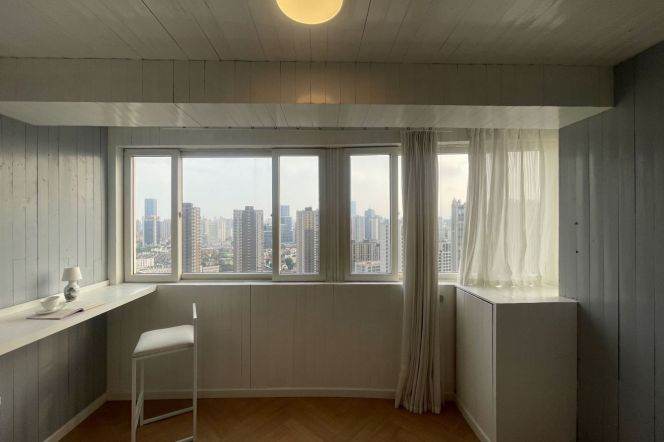 High-Floor 3BR Apartment in Jing'an with Outstanding View