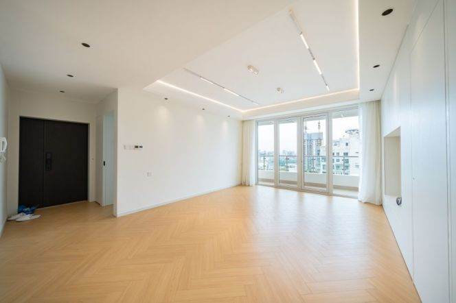 High-Floor 3BR Apartment at Top Of City (L13)