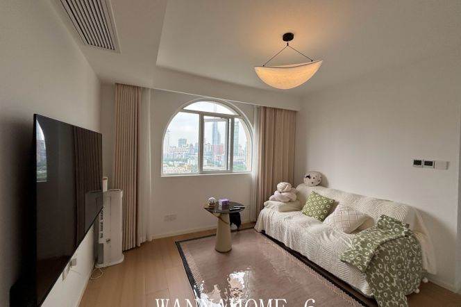 High-Floor 2BR Apartment near Huaihai Lu (L1/L8/L14)
