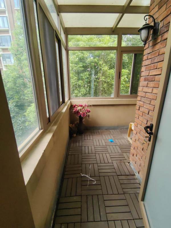 Housing image — Balcony