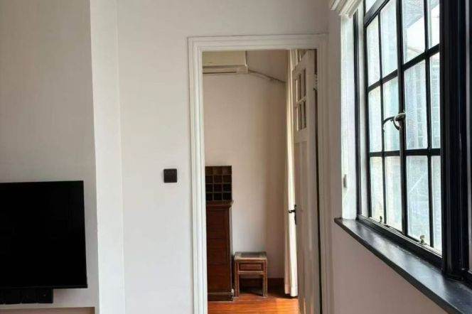 1BR Lane House near IAPM with Terrace (L9/L12)