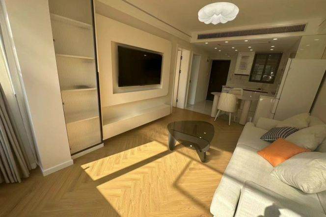 1BR Apartment in Gubei (L10)