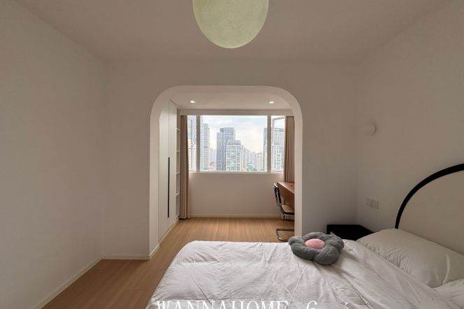 High-Floor 2BR Apartment near Huaihai Lu (L1/L8/L14)