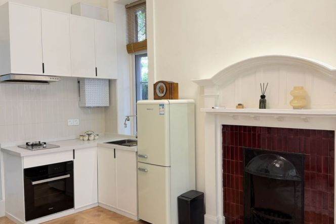 High-Ceiling Historic 1BR Lane House near Nanjing Xi Lu (L2/L12/L13)