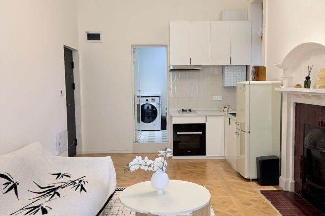 High-Ceiling Historic 1BR Lane House near Nanjing Xi Lu (L2/L12/L13)