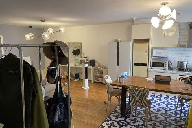 4BR Apartment near Jiangsu Rd Metro with Outstanding View