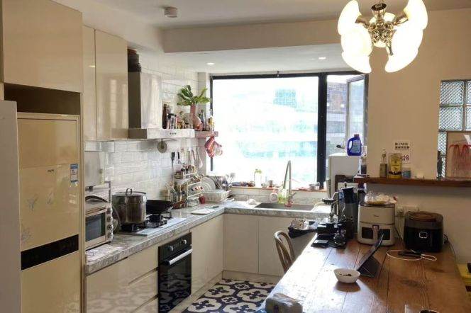 4BR Apartment near Jiangsu Rd Metro with Outstanding View