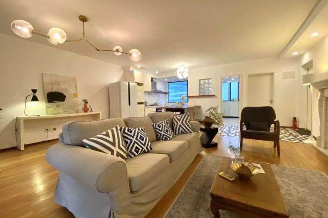 4BR Apartment near Jiangsu Rd Metro with Outstanding View