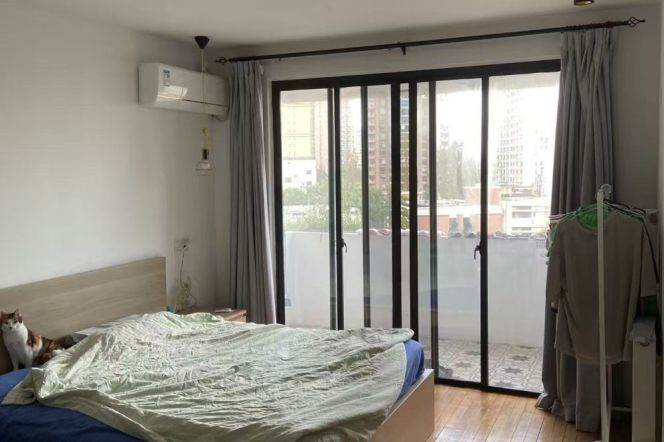 4BR Apartment near Jiangsu Rd Metro with Outstanding View