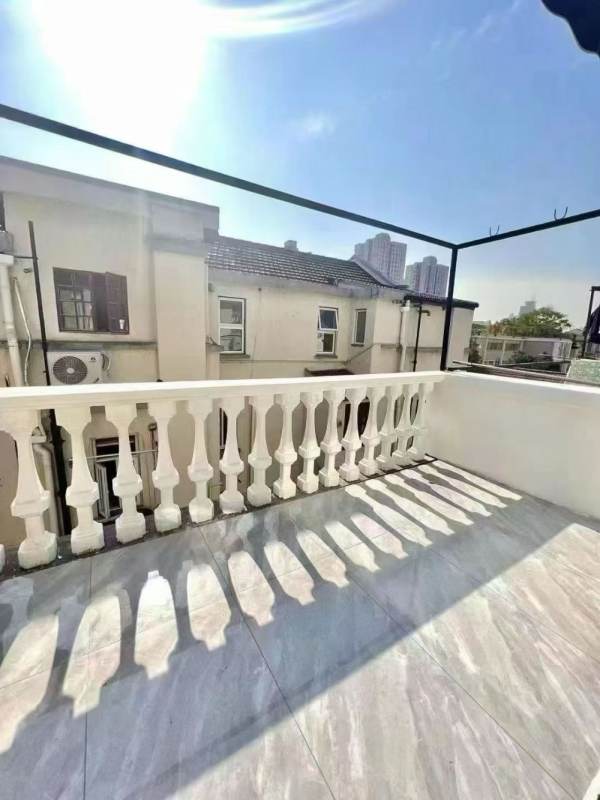 Housing image — Balcony