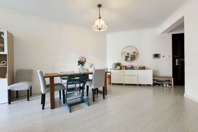 Spacious 2BR Apartment near West Nanjing Rd Metro