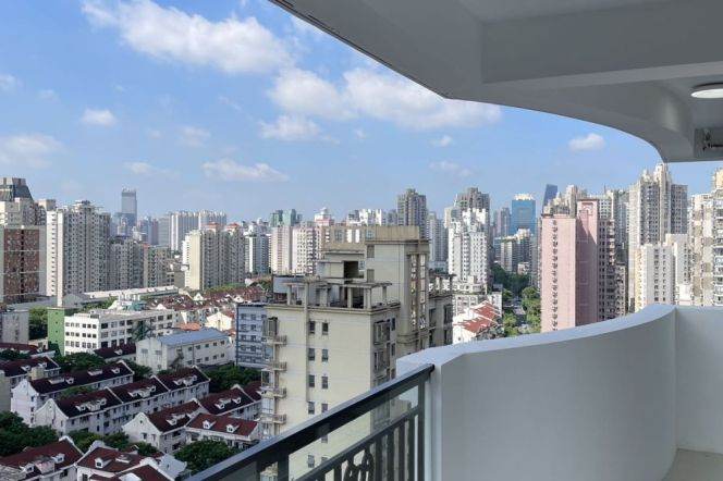 High-Floor 3BR Apartment near Changping Rd Metro with Outstanding View (L7/L13)