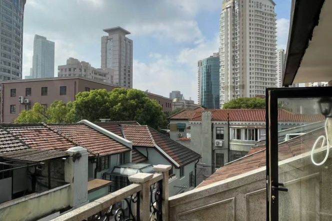 2BR Lane House in Jing'an with Green View