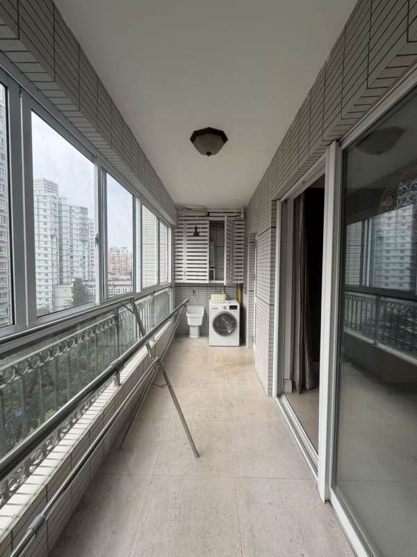 Housing image — Balcony