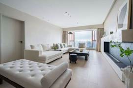 High-Floor Spacious 3BR Apartment near Shangcheng Rd Metro